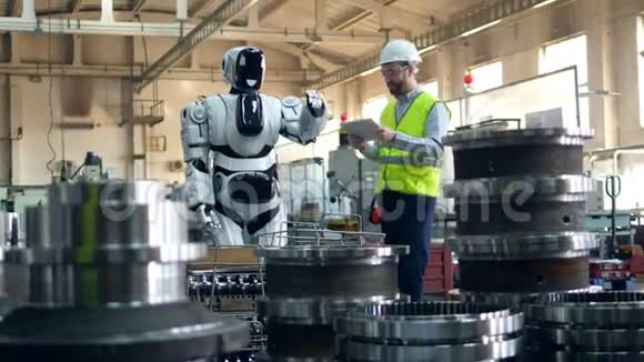 Cyborg公司将金属零件转移到工人监督下视频的预览图