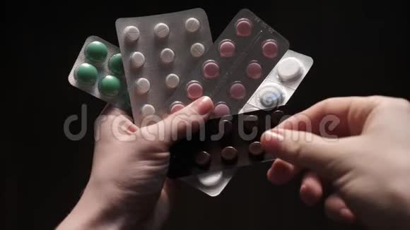 女人选择药片治疗视频的预览图