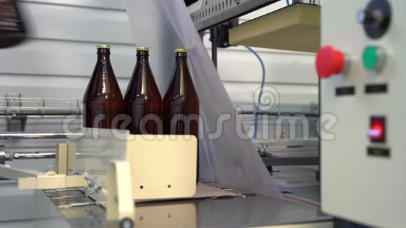 盒子包装的玻璃棕色大瓶与啤酒柠檬水收缩机视频的预览图
