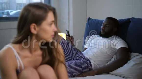 坐在床上的男人惹怒了一位性感的女性视频的预览图
