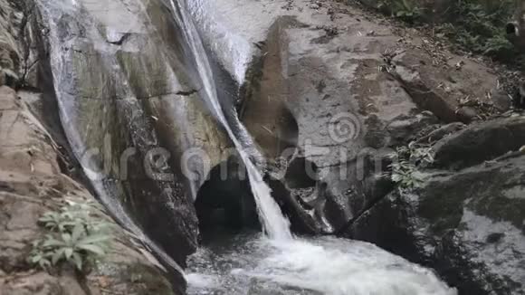 瀑布流山景四周特写视频的预览图