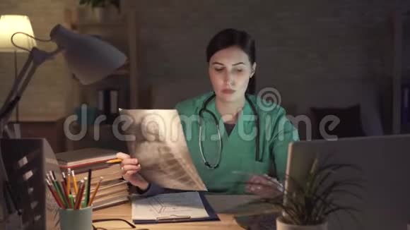 疲惫的医生在笔记本电脑上工作得很晚视频的预览图