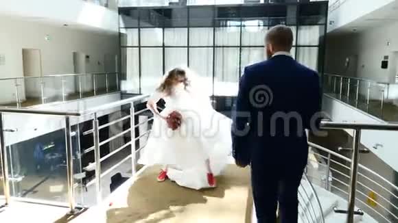 新娘和新郎在酒店里跳舞很开心欢快时尚的新婚夫妇在快乐的舞蹈中玩得很开心婚礼视频的预览图
