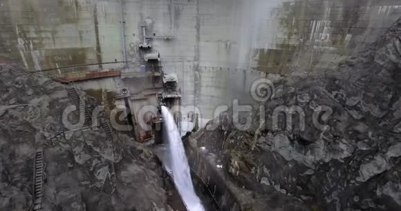 从山上的一个水坝和楼梯上的一条路上的瀑布的空中拍摄视频的预览图