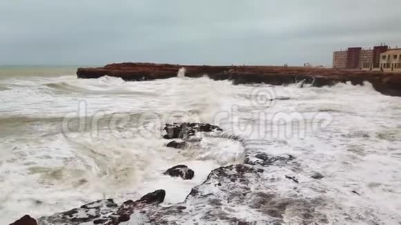 巨浪冲击海岸大海美丽的波浪视频的预览图