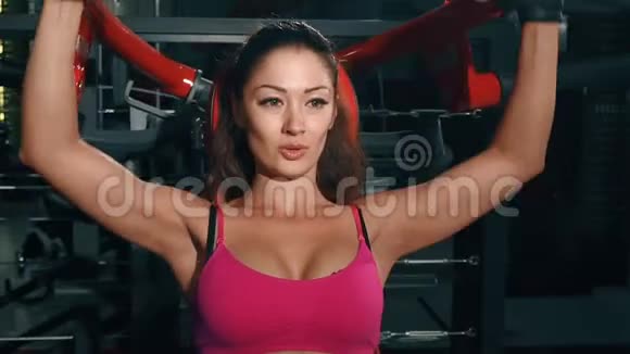 女人在健身房里抽肌肉运动健身生活方式美容理念拍摄于电影摄影机视频的预览图
