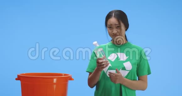 有环保意识的女人把瓶子放进桶里视频的预览图