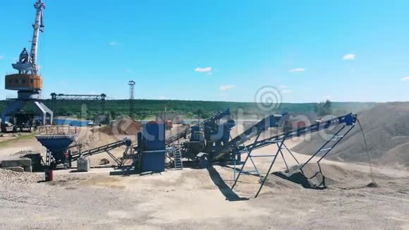 一台机器在采石场工作移动碎石采矿工业设备视频的预览图