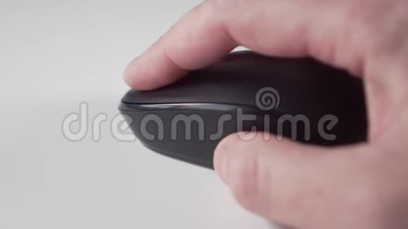 一个男人用无线电脑鼠标按下白色桌子上的键视频的预览图