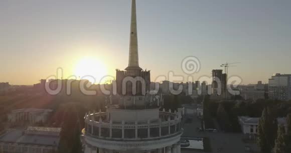 国家展览中心和现代城市日落全景基辅乌克兰4K视频240fps2160p视频的预览图