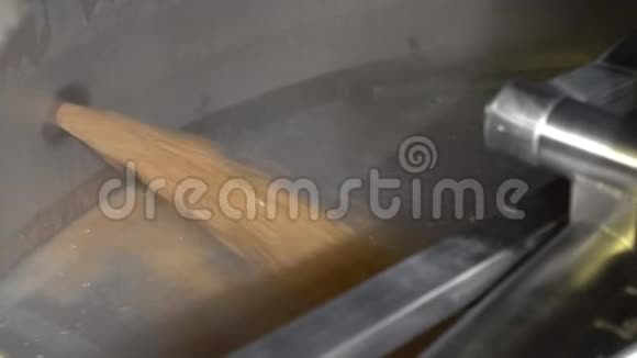 啤酒缸内发酵过滤过程视频的预览图