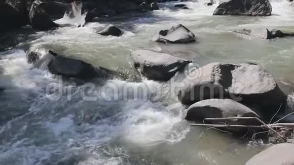 水流湍急的溪流湿滑的石瀑视频的预览图