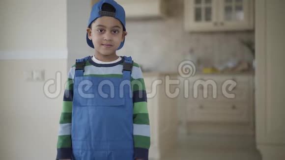 一个穿着蓝色制服的非裔美国男孩正对着镜头拍摄肖像视频的预览图