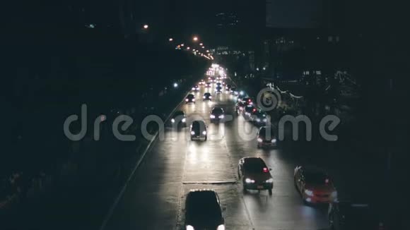 夜间城市机动车道车流照明视频的预览图
