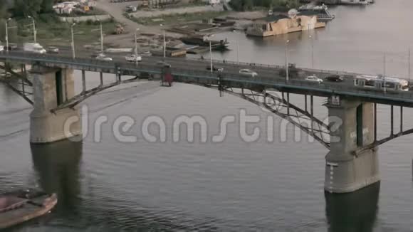 货船漂浮在桥下视频的预览图