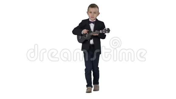 穿着服装的男孩在白色背景下散步和玩四弦琴视频的预览图