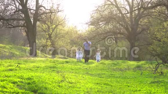 父亲和女儿在公园玩耍视频的预览图