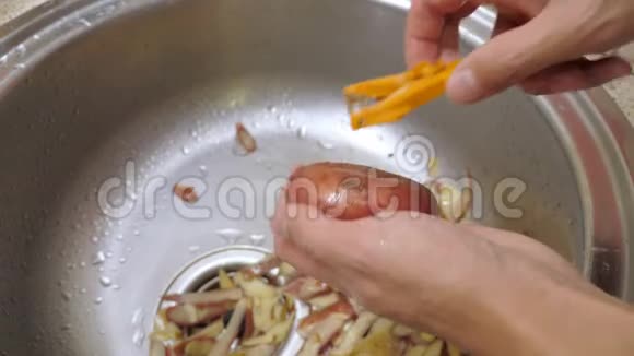 洗手池上方有剥皮机和土豆视频的预览图