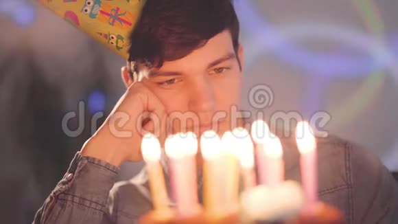 孤独悲伤的男孩坐在小蛋糕前面上面放着点燃的蜡烛不快乐的人有生日聚会视频的预览图