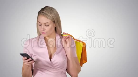 购物妇女短信梯度背景视频的预览图