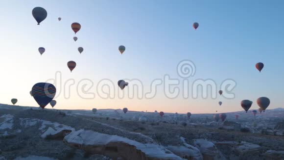 卡帕多西亚山谷上空热空气气球鸟瞰的时间间隔视频的预览图