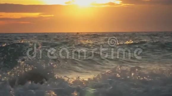 大海中波涛汹涌的全景视频的预览图
