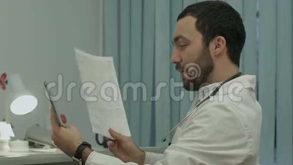 医生在平板电脑上通过视频交流视频的预览图