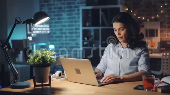办公室工作累了用电脑打哈欠一个人在深夜工作视频的预览图
