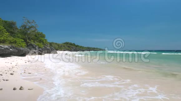 沙滩和带蓝色海洋的岩石海岸线视频的预览图