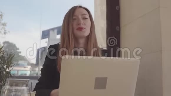 有个人电脑的积极的年轻女人视频的预览图