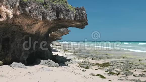 海洋海岸附近的一小块岩石视频的预览图