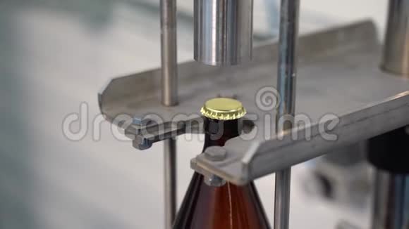 自动在啤酒装瓶生产线上涂上瓶盖视频的预览图