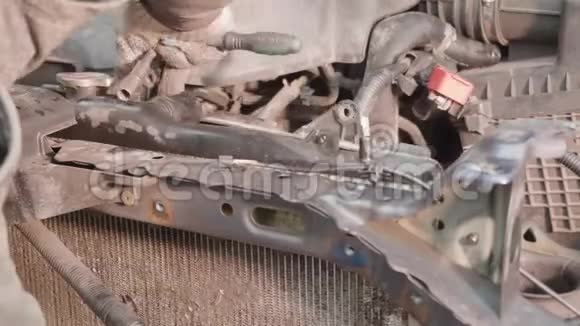 在修理SUV遭遇车祸前工人对发动机的冷却风扇进行了拆卸视频的预览图
