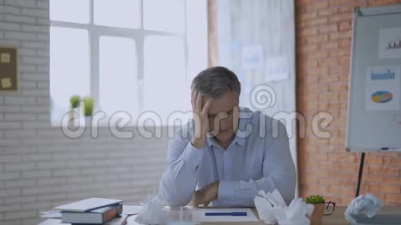 工作日4K后头痛的过度劳累的男人视频的预览图