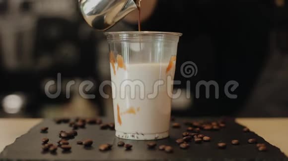 一位男士咖啡师的特写视频的预览图