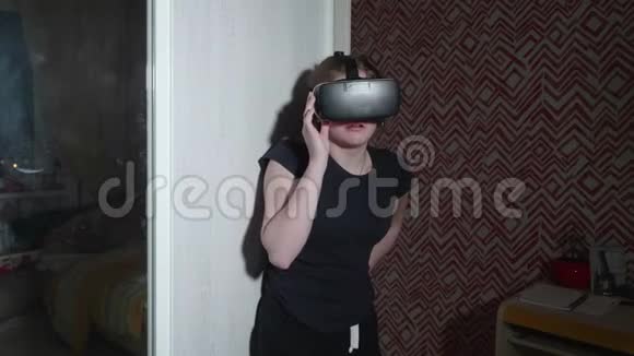 戴着虚拟现实眼镜的白种人格里尔发出恐惧的声音他们笑了视频的预览图