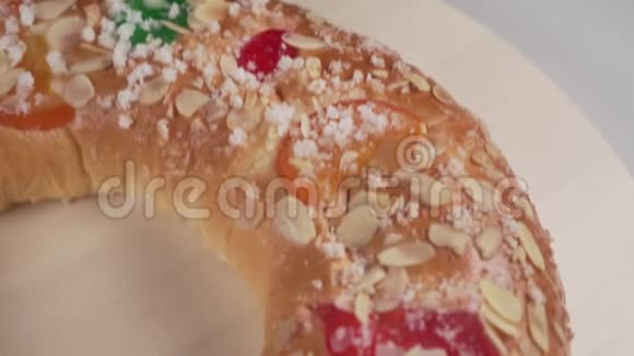 传统典型的西班牙圆形蛋糕带有水果和坚果视频的预览图