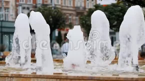 特写镜头城市喷泉在街上溅起水花视频的预览图