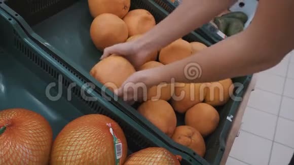 一个女孩在市场上选了一个柚子视频的预览图