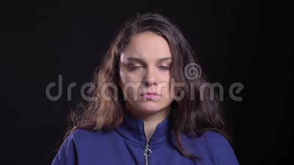 成年白种人女性的特写镜头长着深色长发带着悲伤和失望的镜头视频的预览图