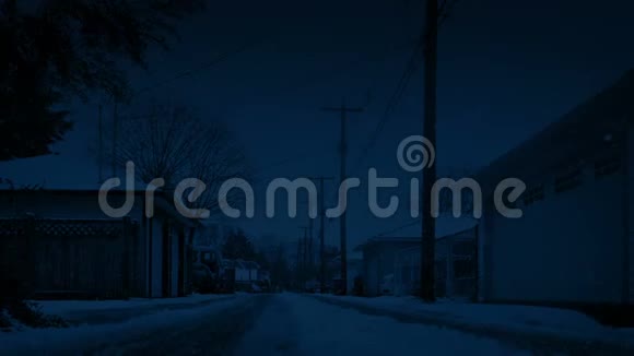 夜间在房子后面的路上下雪视频的预览图