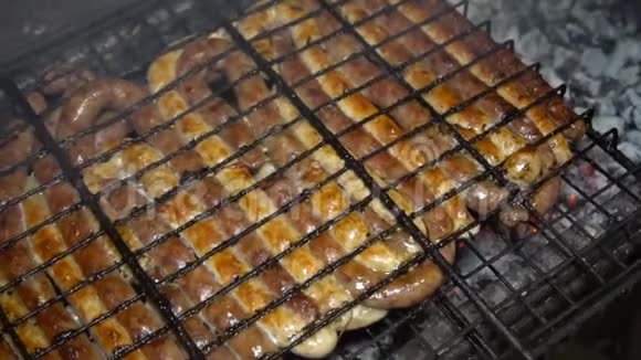 烤架上的猪肉和鸡肉香肠视频的预览图