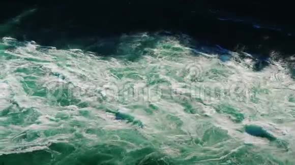 暴风水山河顶景一片美丽的树荫视频的预览图