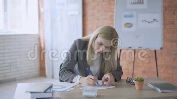一位商人和一位高级经理的手在工作场所的创意办公室里拿着文件在纸图上写笔视频的预览图