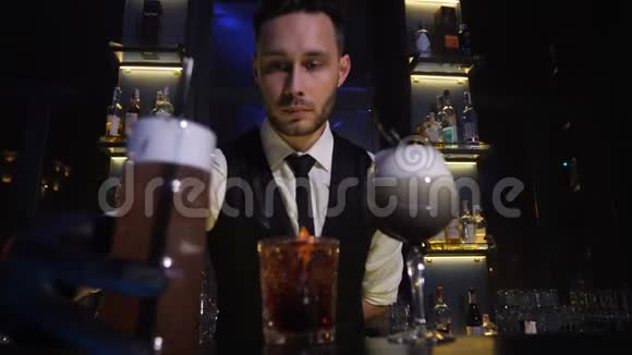 酒吧老板为顾客准备鸡尾酒饮料视频的预览图