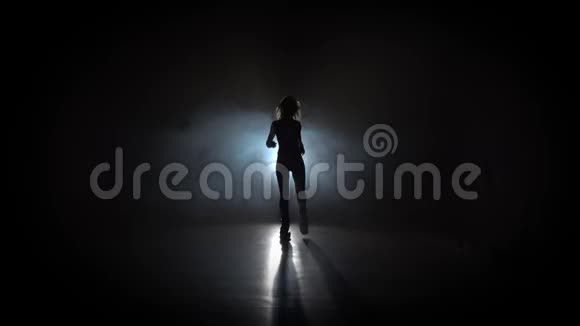 穿着运动服的少女穿着kangoo跳鞋做运动视频的预览图