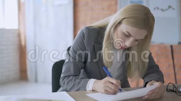 商业办公室的女人在一个项目上努力工作经理在4K纸上做笔记视频的预览图