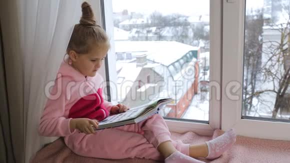 穿睡衣的女孩在看书视频的预览图
