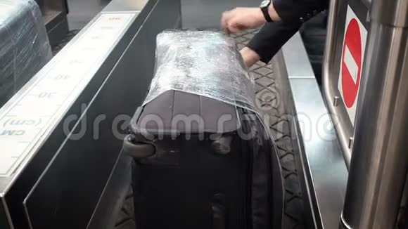 贴在行李标签上的特写镜头附在机场的红色塑料手提箱上员工将行李标签贴在视频的预览图
