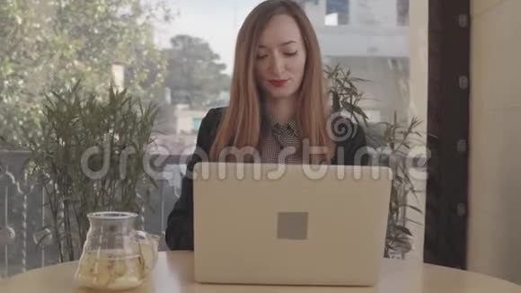 上班时间女人在社交网络上用笔记本电脑聊天视频的预览图